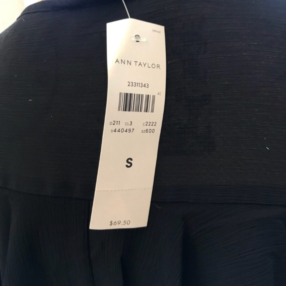 NWT Tiered Ruffle Keyhole Blouse - Picture 4 of 5